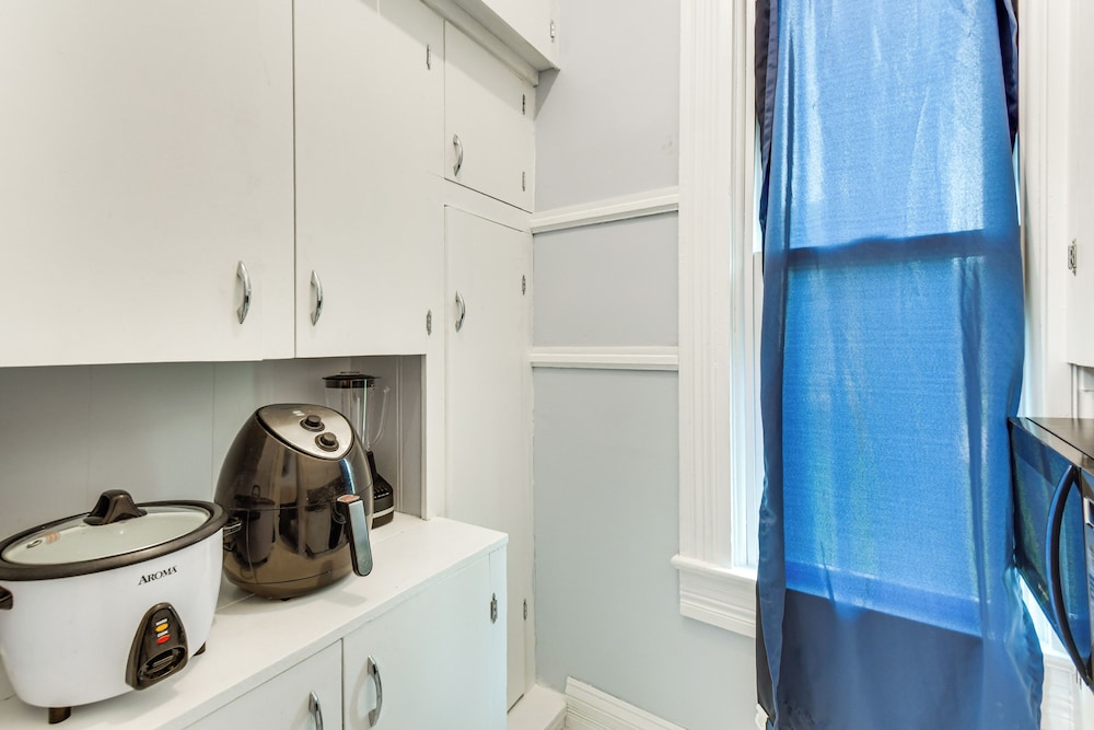 < 1 Mi to Main St: Quiet Apartment in Galesburg!