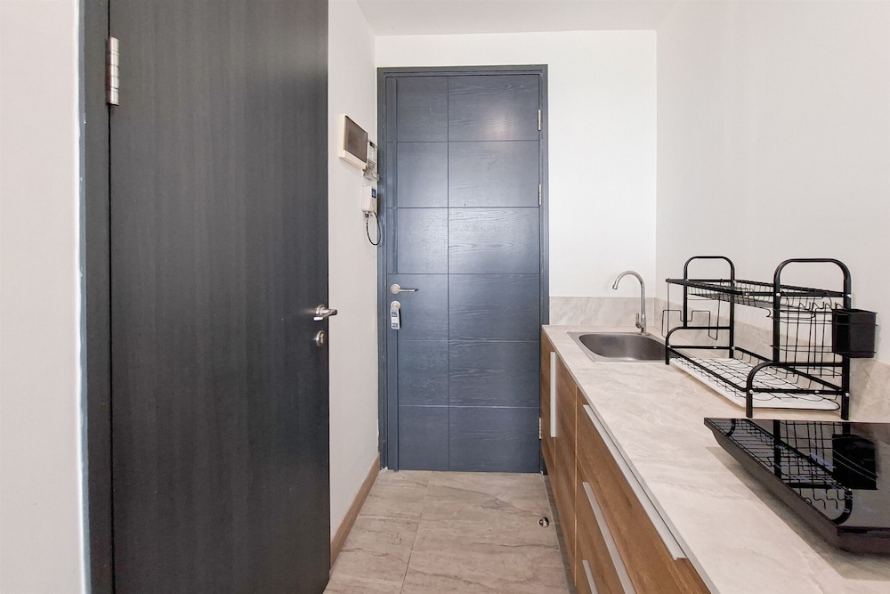 Minimalist And Homey Studio At Apartment Collins Boulevard
