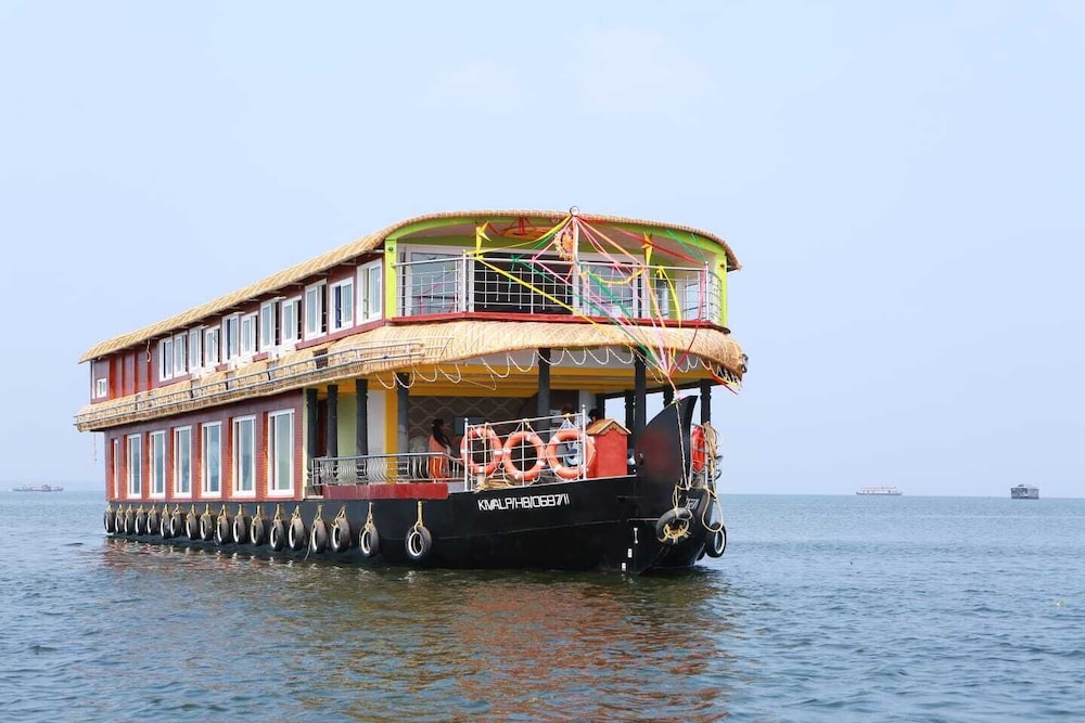 Cosy Houseboats