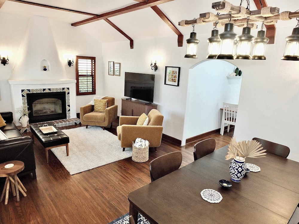 Belmont Shore Coastal Cottage - Cozy Home for 6 - 2 Blocks to Beach