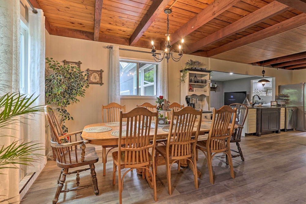 Welcoming Poconos Retreat w/ Deck & Pool Access view 4