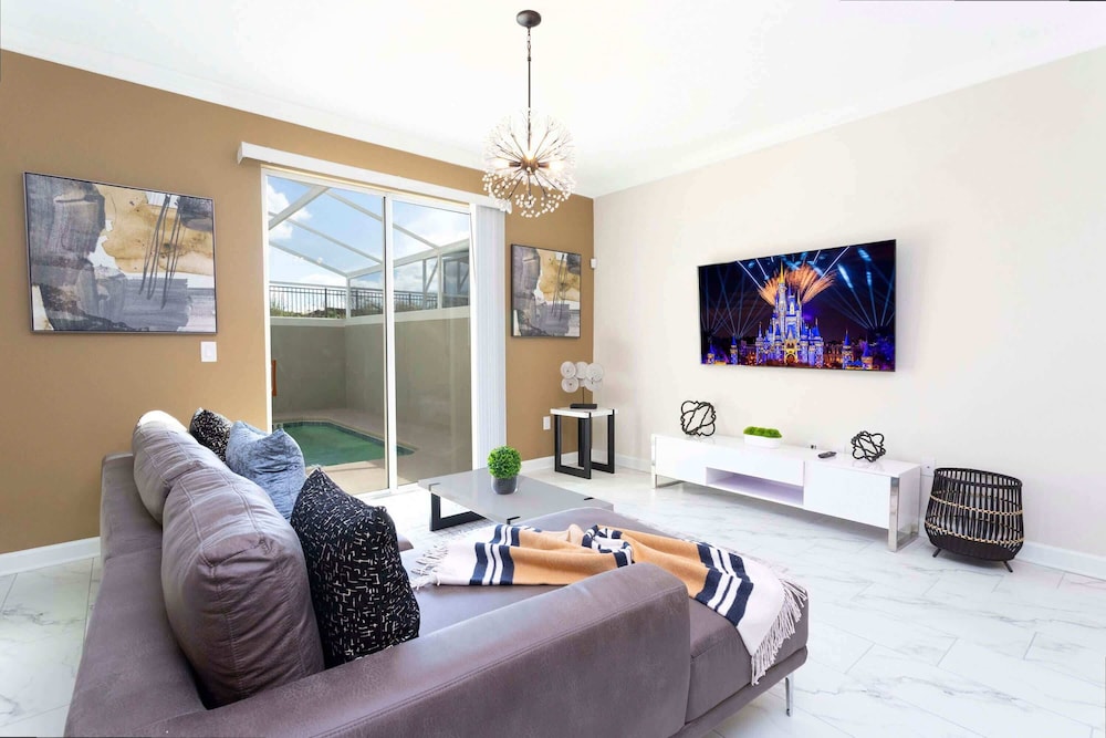 Stylish 4Bd w Lake View Pool Kids Themed Room