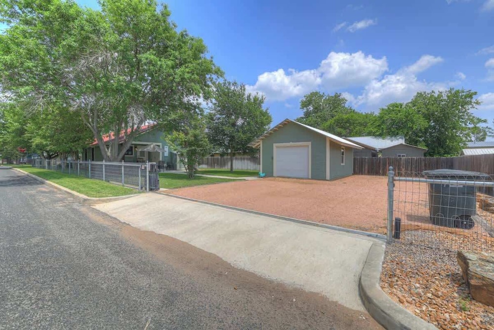 Charming Cottage-3 Mins to Downtown-pet Friendly!