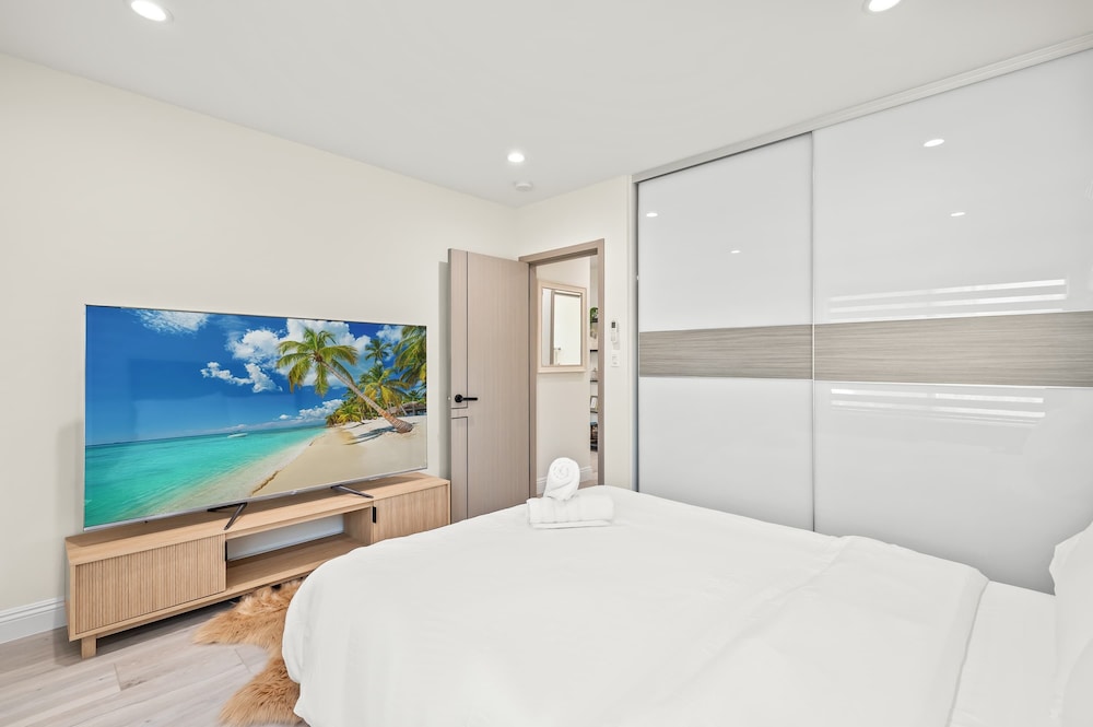 Modern New 3B Home Fully Stocked Cozy Sunlight