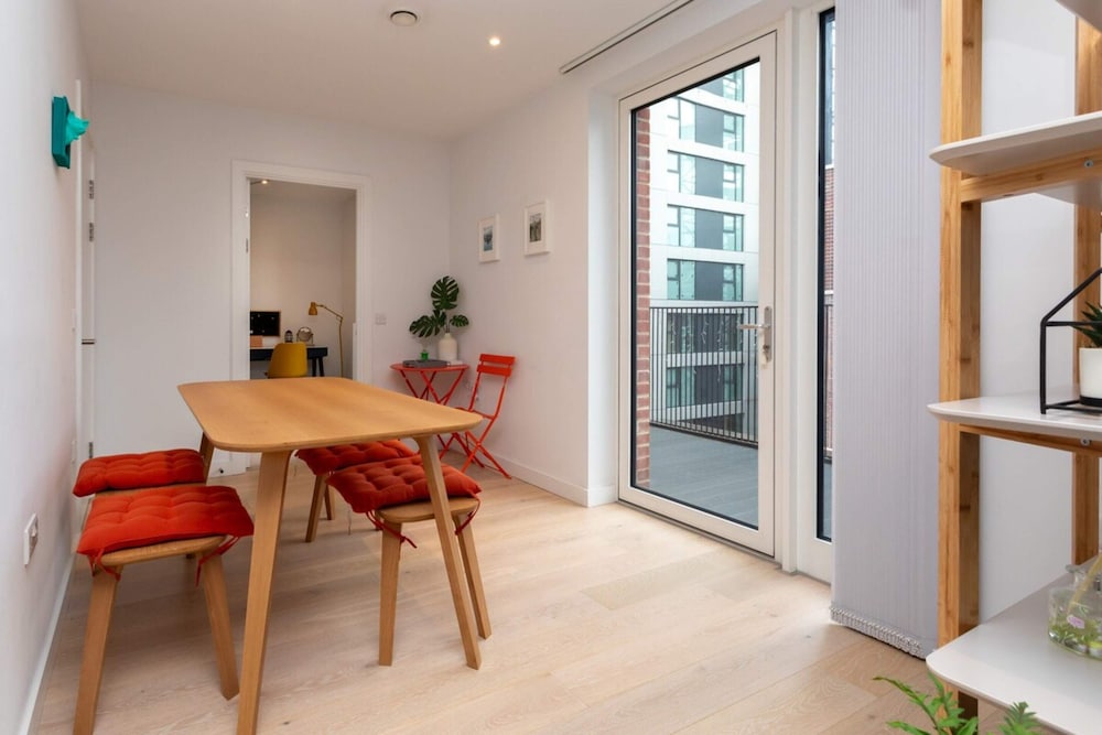 Pristine 1BD Flat W/balcony - Elephant & Castle!