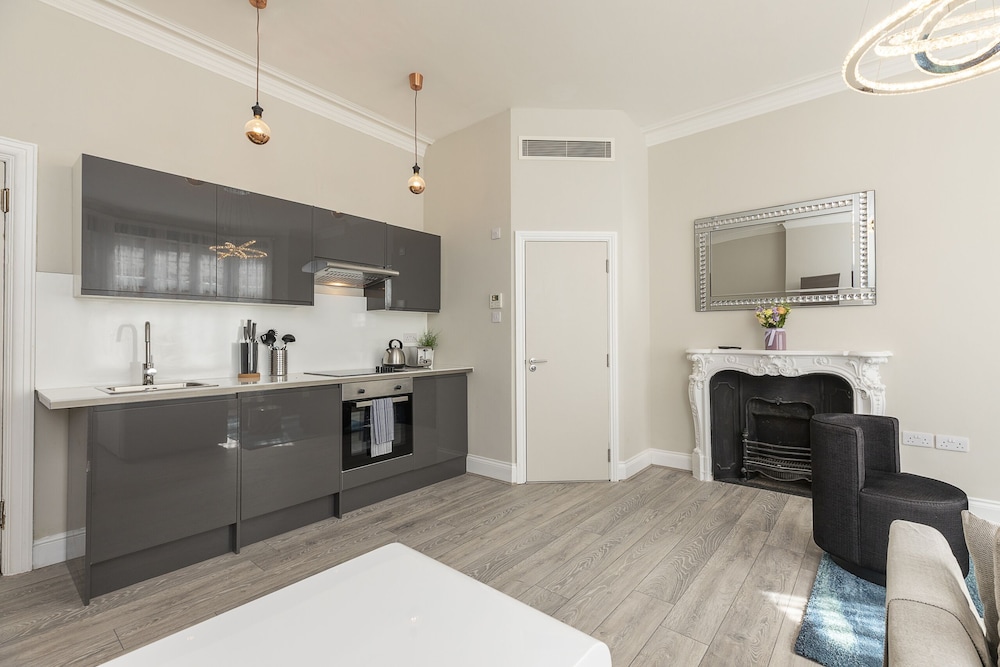 Luxurious Air Conditioned Apt High Street Kensington