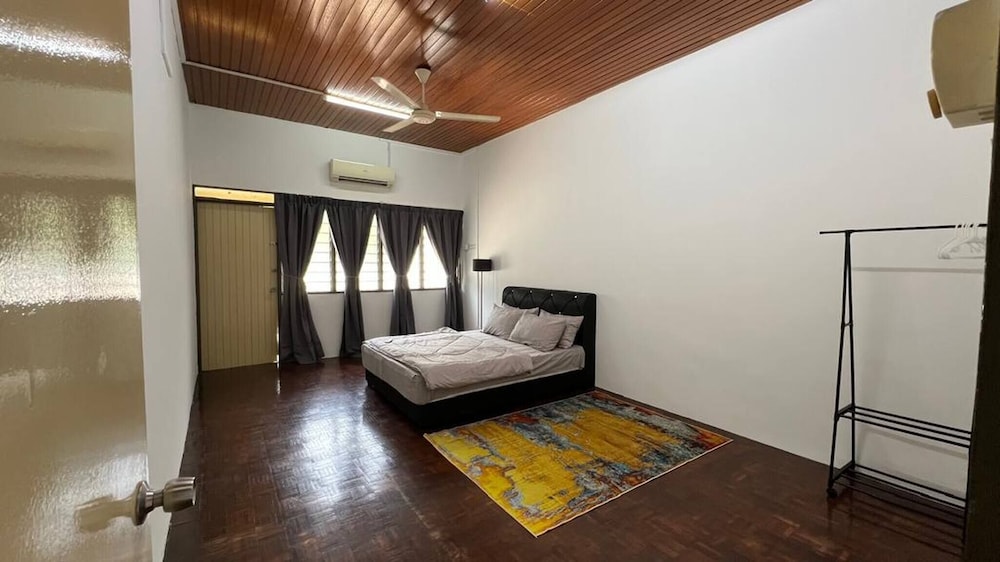 Bayan Lepas Getaway - Nature Views & BBQ Haven