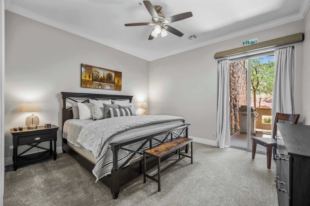 Pool & Sunshine Retreat - Resort-style Amenities