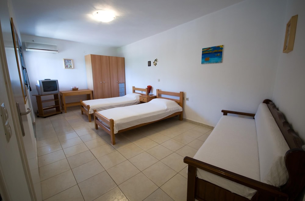 Family Holidays House Koutsouras by GHH photo 2