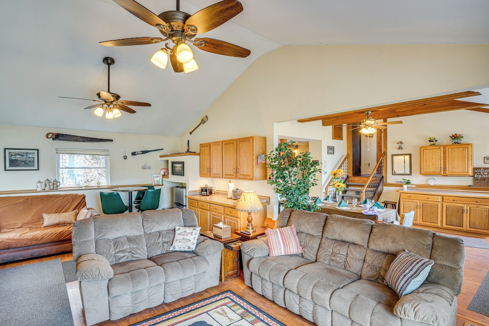 Near Hiking: Lakefront Getaway in Campbellsport!