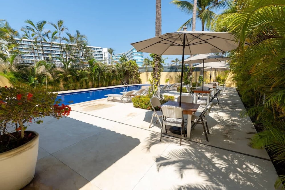 Sleeps 6 Views Beach 1 Block