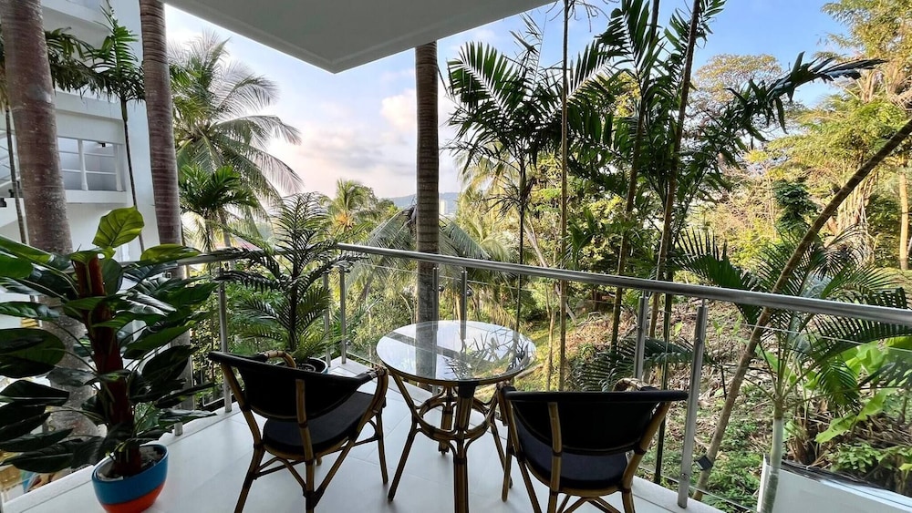 B6 - 1 Bdr Modern Condo With Balcony and Pool, Karon