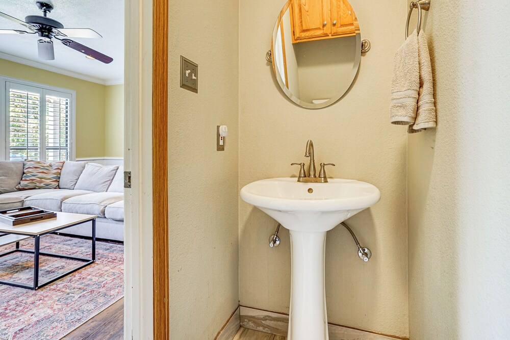 Patio & Yard: Family Home 12 Mi to At&t Stadium!