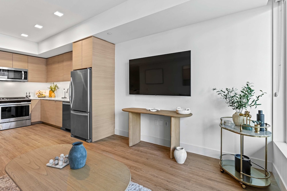 NEW Downtown Luxe King Suite Sauna Pool Access