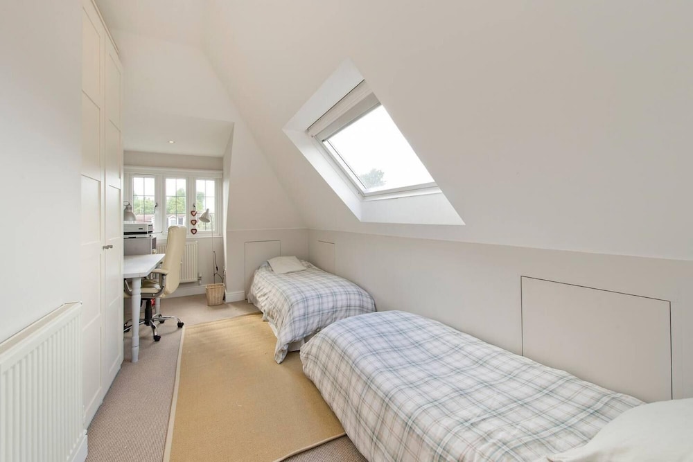 Spacious 7 Bedroom Family Home Barnes