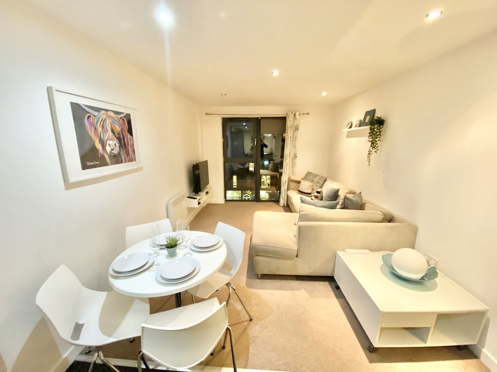 2-bed Apartment Parking Deep Cleaned Professionally