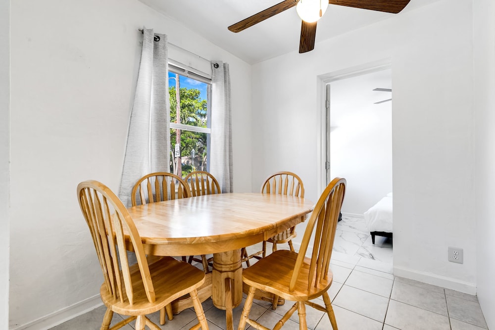 Bungalow With Large Backyard 5 min From Beach