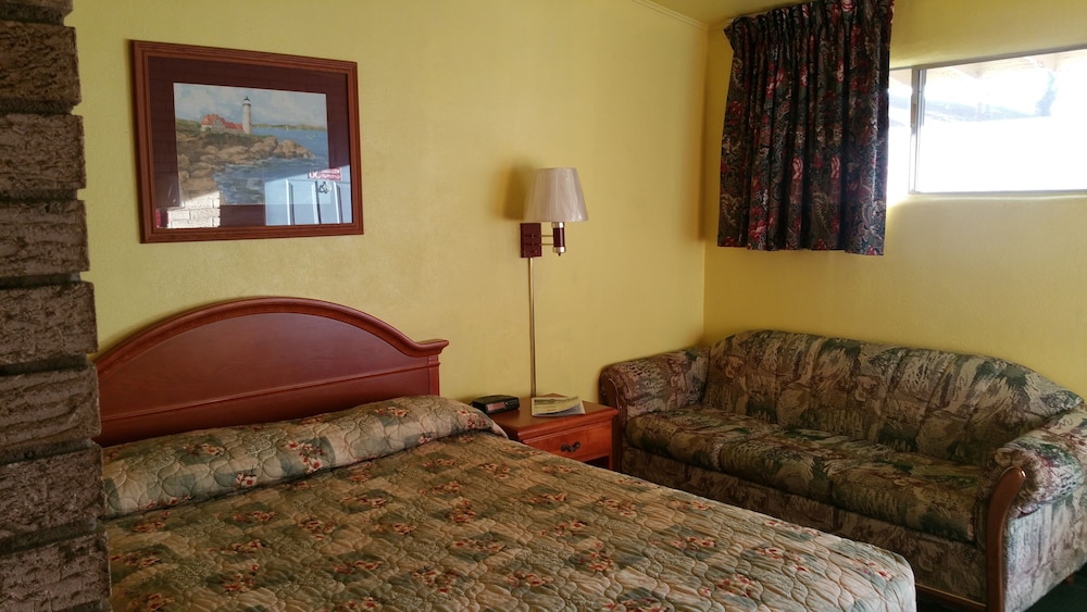 Searcy Vacations - Budget Inn - Property Image 2