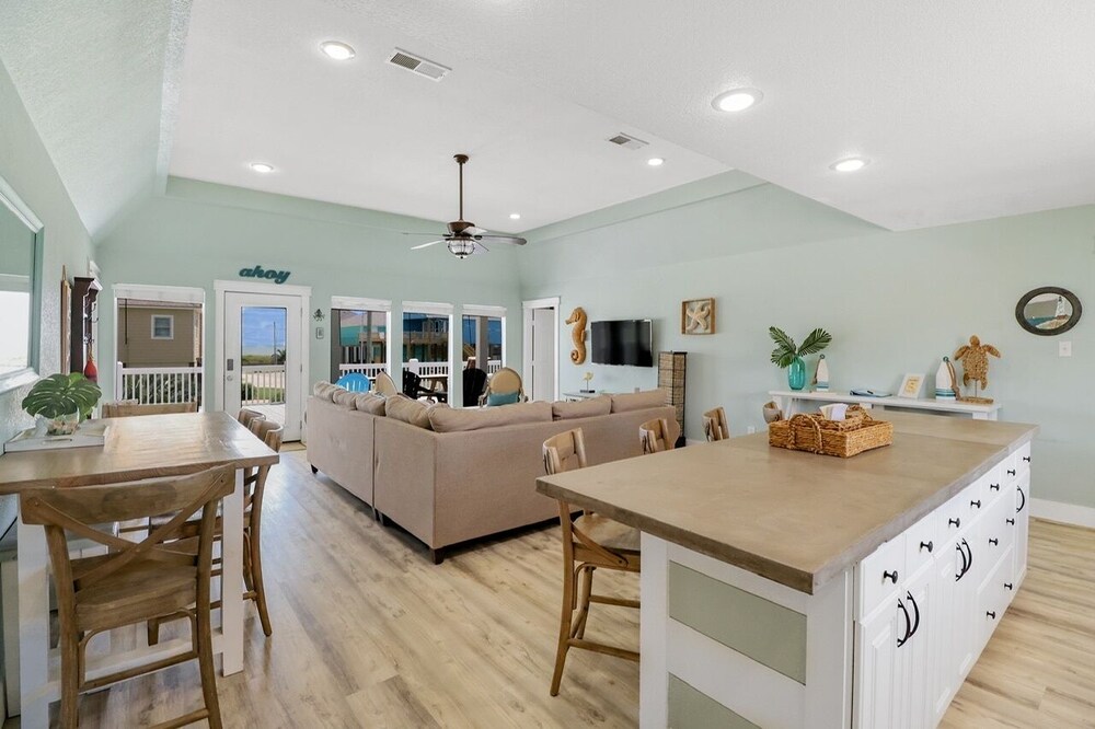 Always Sunny 3 Bedroom Home by RedAwning