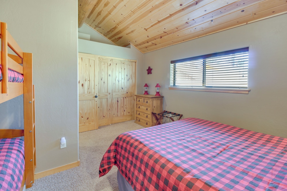 Fire Pit: Cozy Winter Cabin, 45 Mi to Sunrise Park