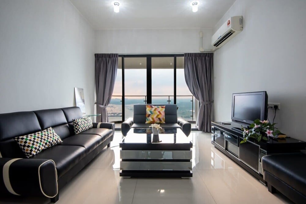 Chic 3BR in Danga Bay With Water Views & Parking