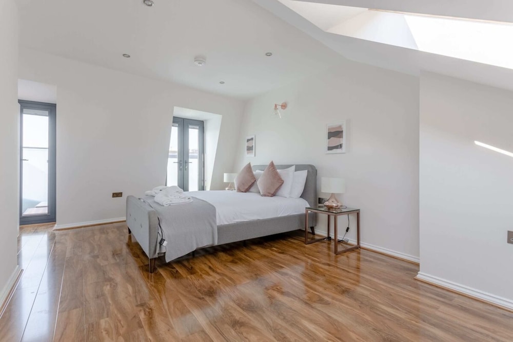 Stunning 3 Bedroom 2 Bath in Fantastic Location