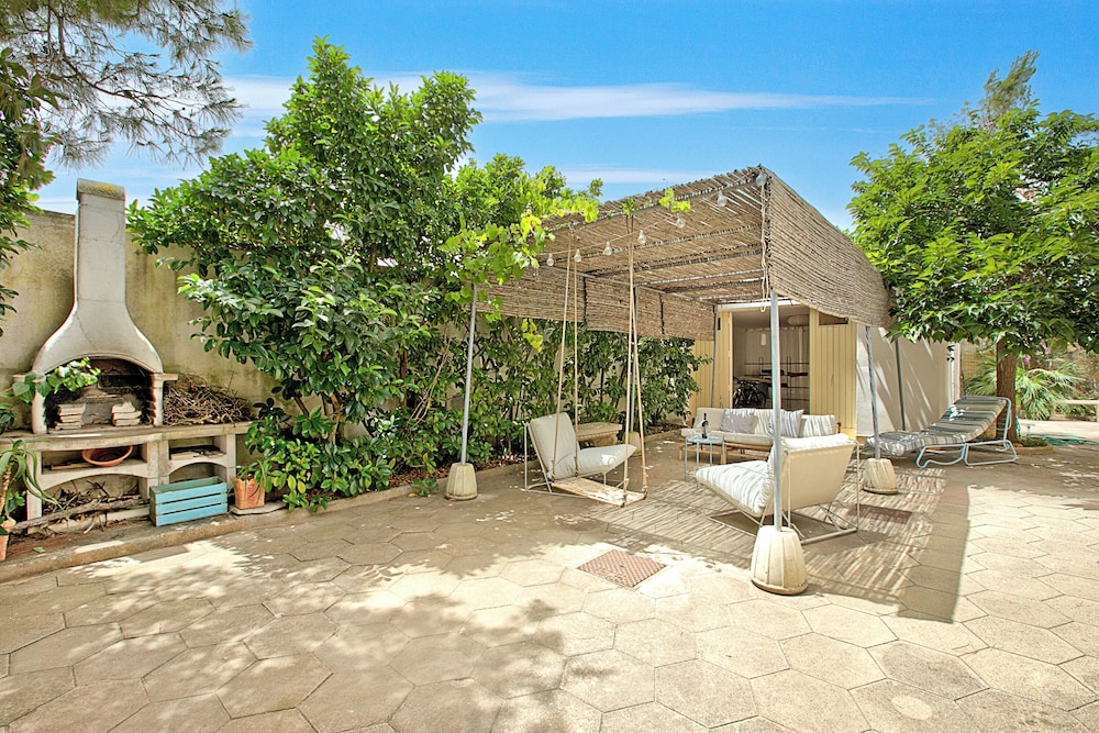 Villa Carolina spacious with garden view 4
