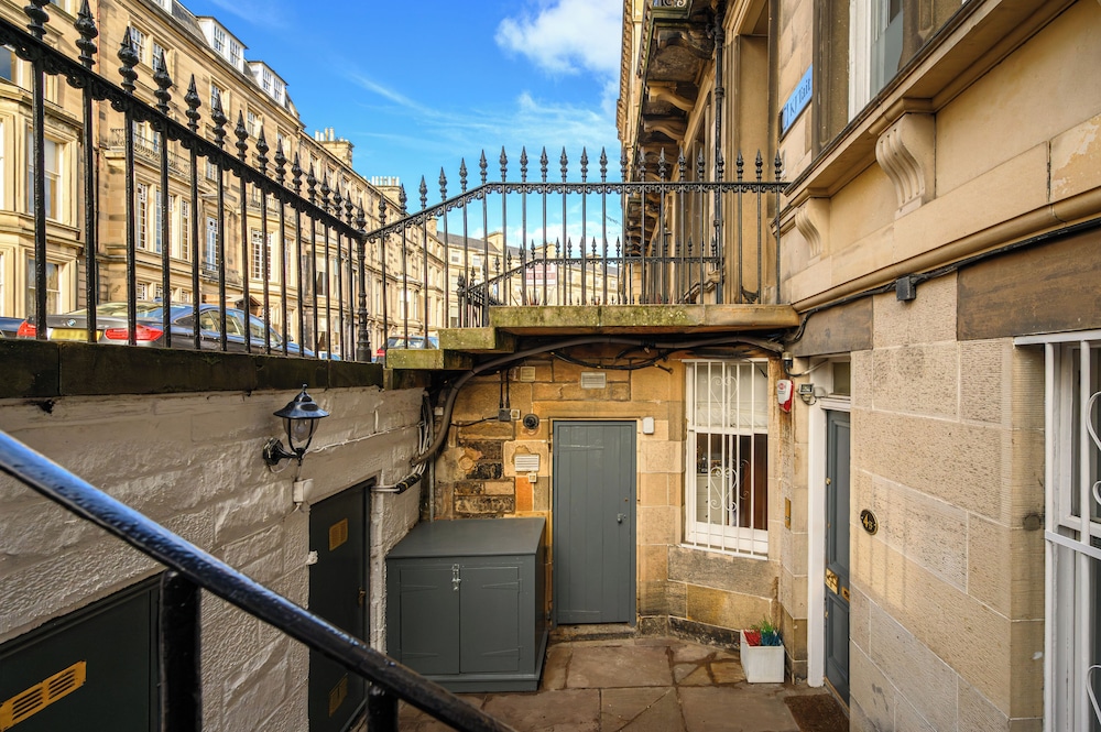 Elegant 3-Bedroom Flat in West End