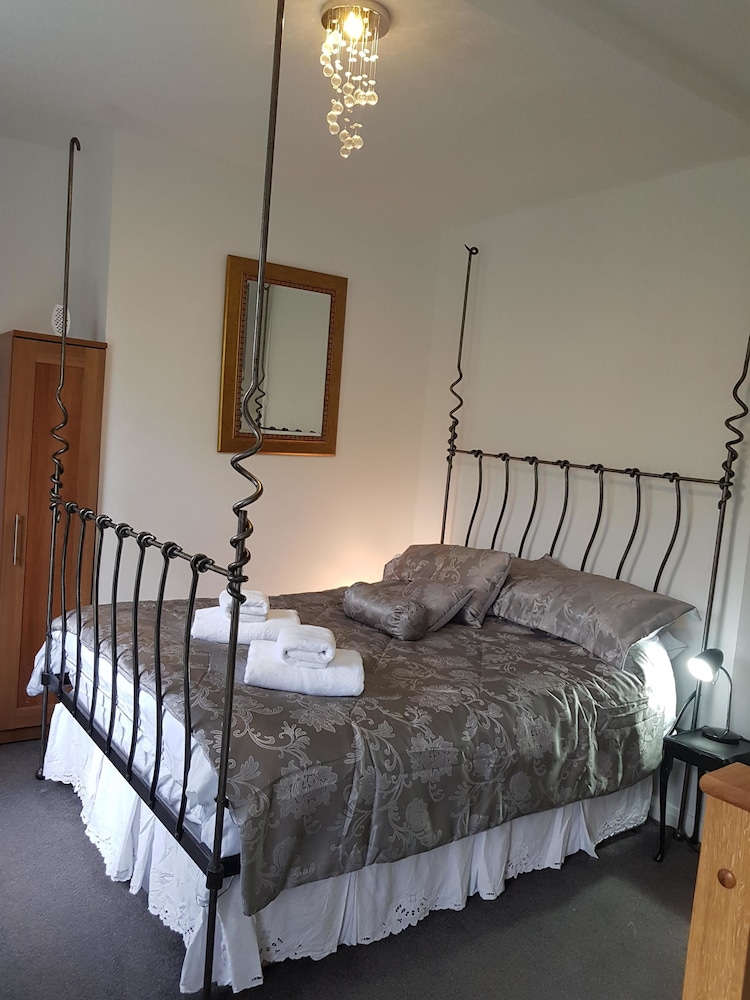 Huddersfield Vacations - The Retreat - Property Image 2