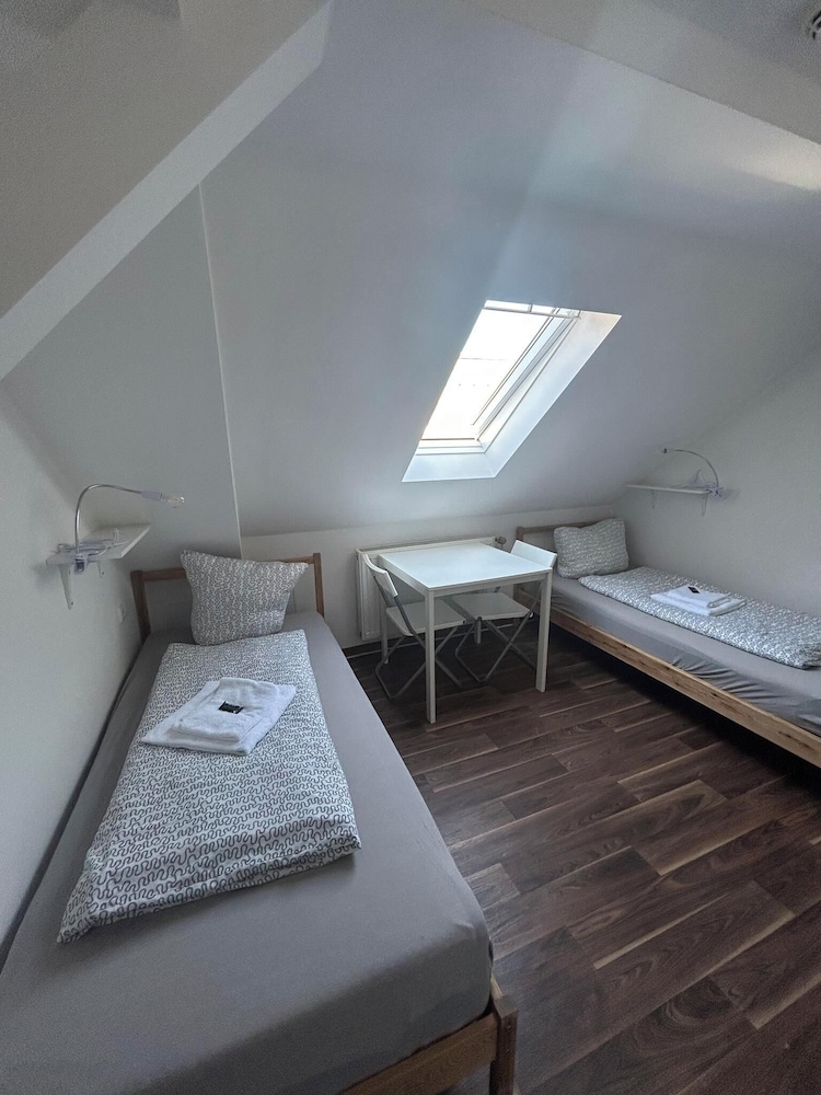 2-Rent Group Hostel Zimmer&Apartments GKP2