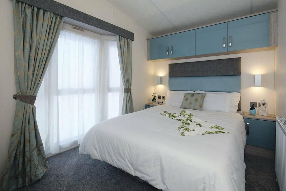 Superior 6 Berth Holiday Home in Suffolk, view 2