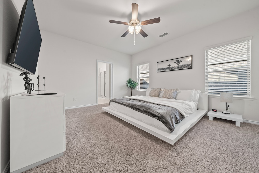 Luxurious 4-Bed Home in Aubrey TX
