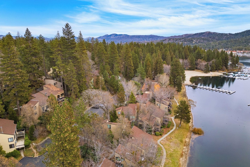 Arrowhead Lakeside Escape by Avantstay 3min Walk to Lake, Private Beach Access