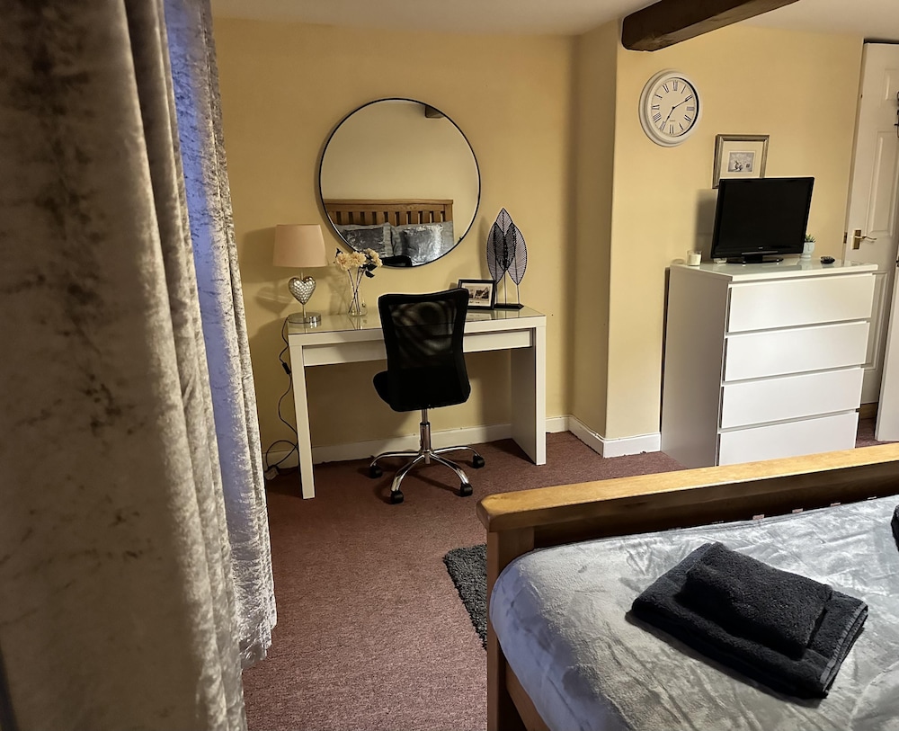 Llanidloes - Sleeps 7 - Parking - Pet Friendly