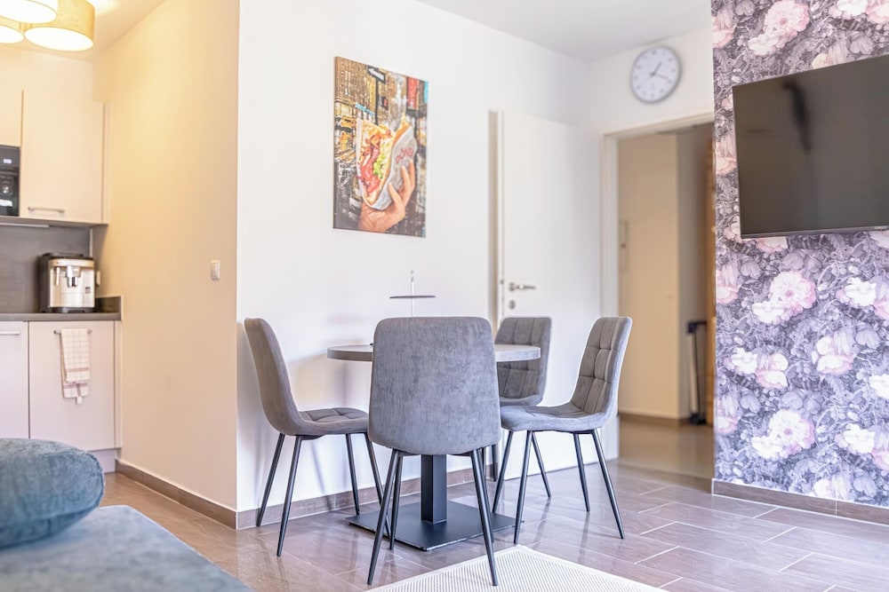 Modern 1BR 1LR Balcony City Centers