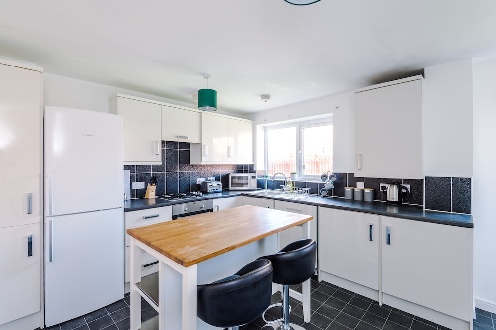 5 Bed House Manchester by MCR Dens view 3