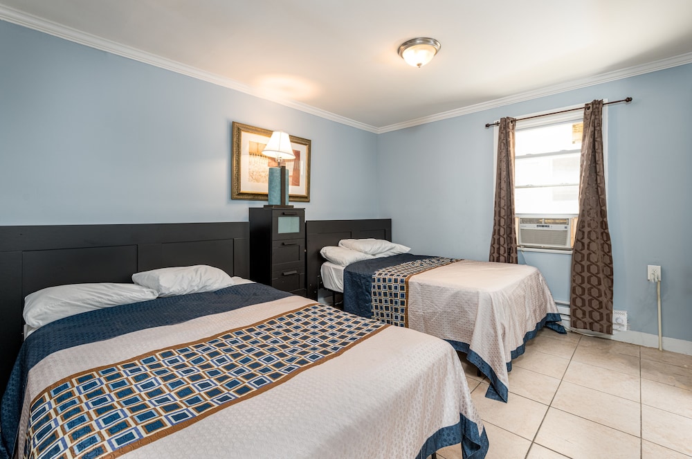 Boardwalk Hotel Charlee & Beach House Rentals view 4