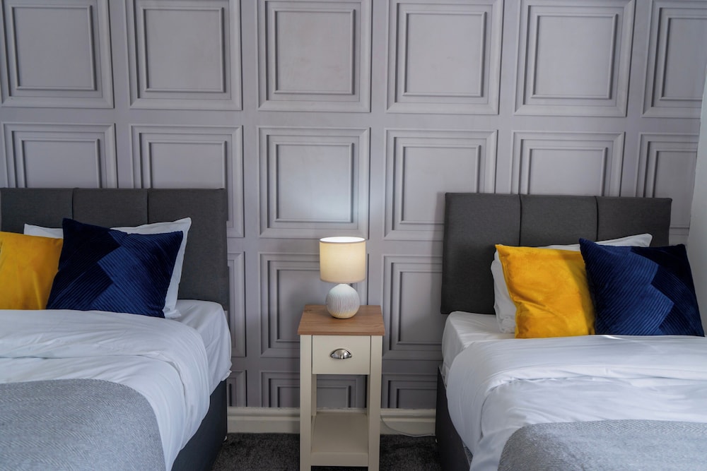 House - Sleeps 10 - Parking - Stn Close
