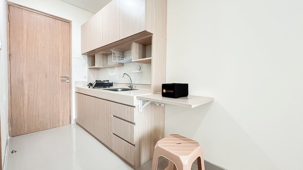 Modern And Homey Studio Apartment B Residence By Travelio