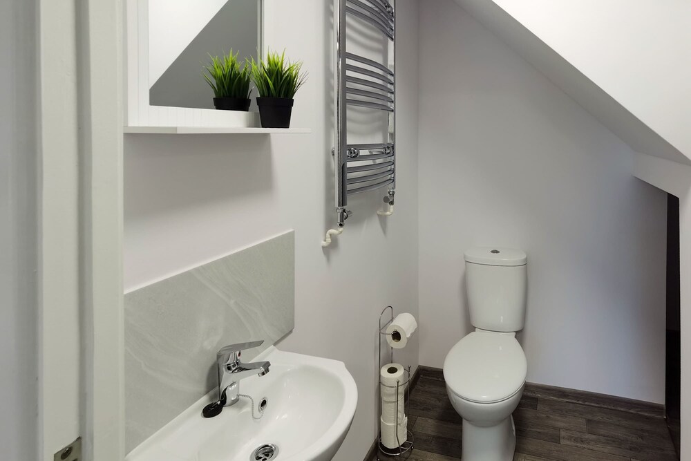 4BR Contractor Accommodation w 4 Bathroom