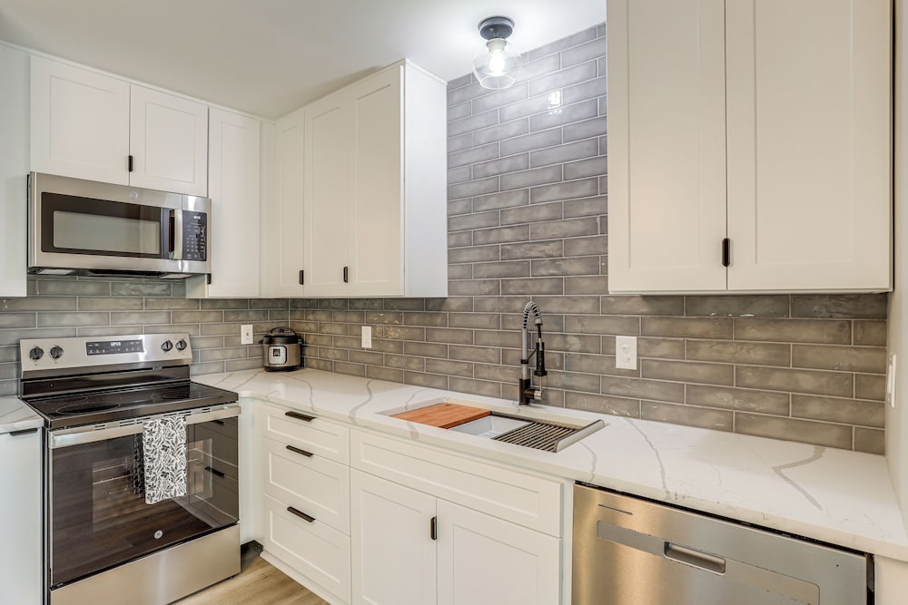 < 1 Mi to Main St & Amphitheater: Woodstock Home!
