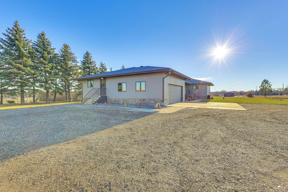 3 Acres of Serenity! Countryside Home in Dickinson