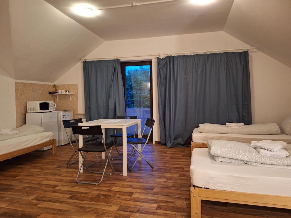 2-Rent Group Hostel Rooms AUB162