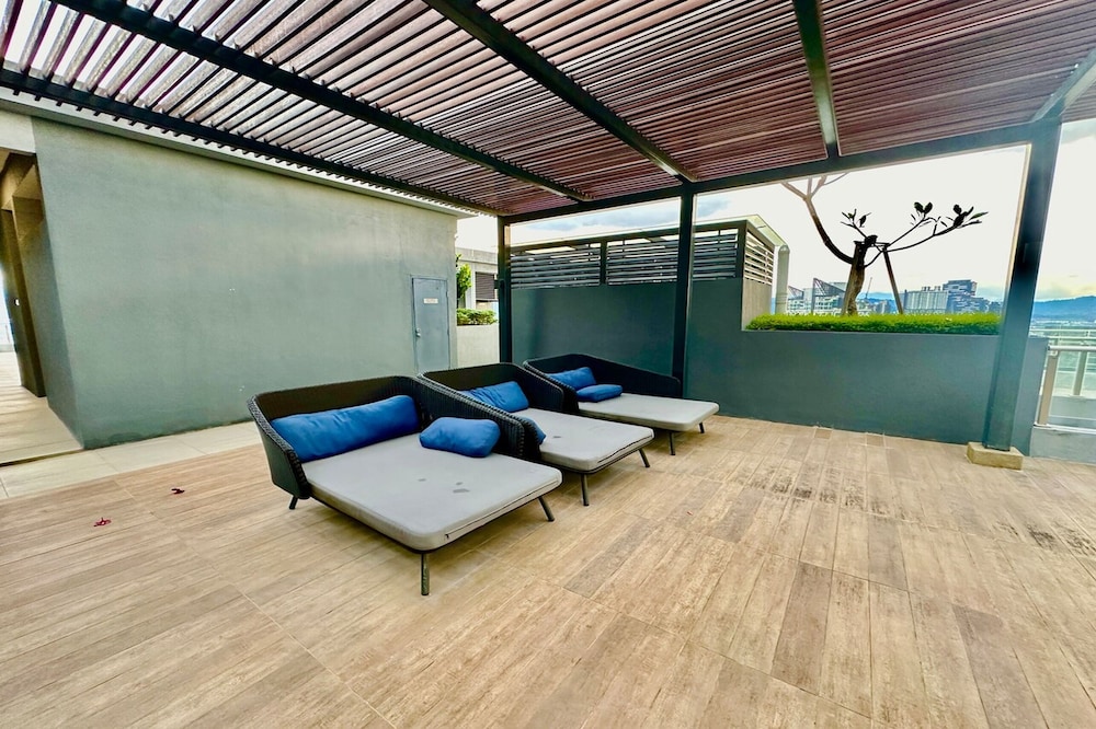 Neu Suites Horizon View Apartments