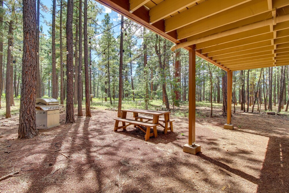 Game Room, Fire Pit, Deck: Remodeled Pinetop Cabin