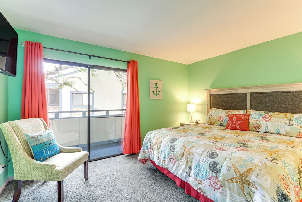Steps to Shore + Pool Access: Myrtle Beach Condo