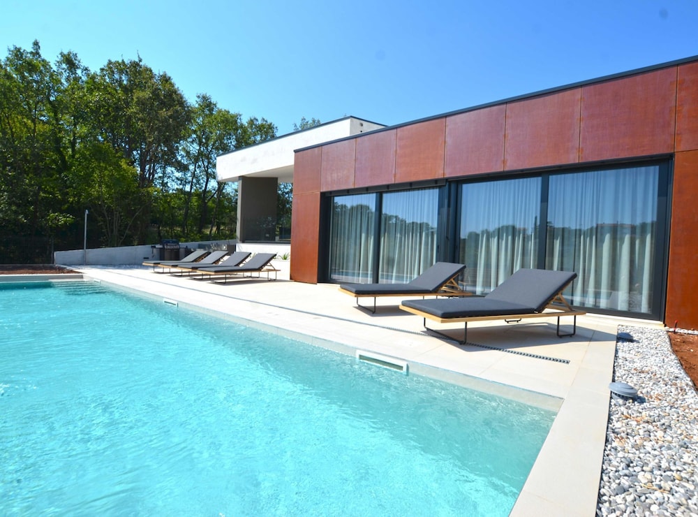 Luxurious Sorici Villa With Private Pool and Mediterranean Landscape