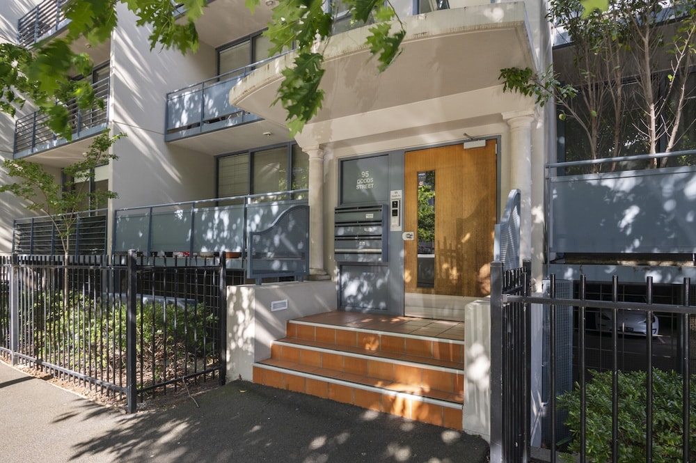 Central 2-bed Pad With Tennis Court,