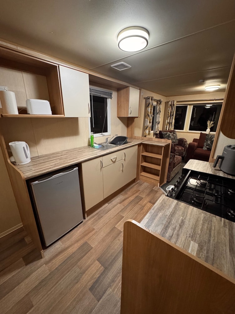 2 Bed Caravan - Sleeps 6 - Pet Friendly, Parking