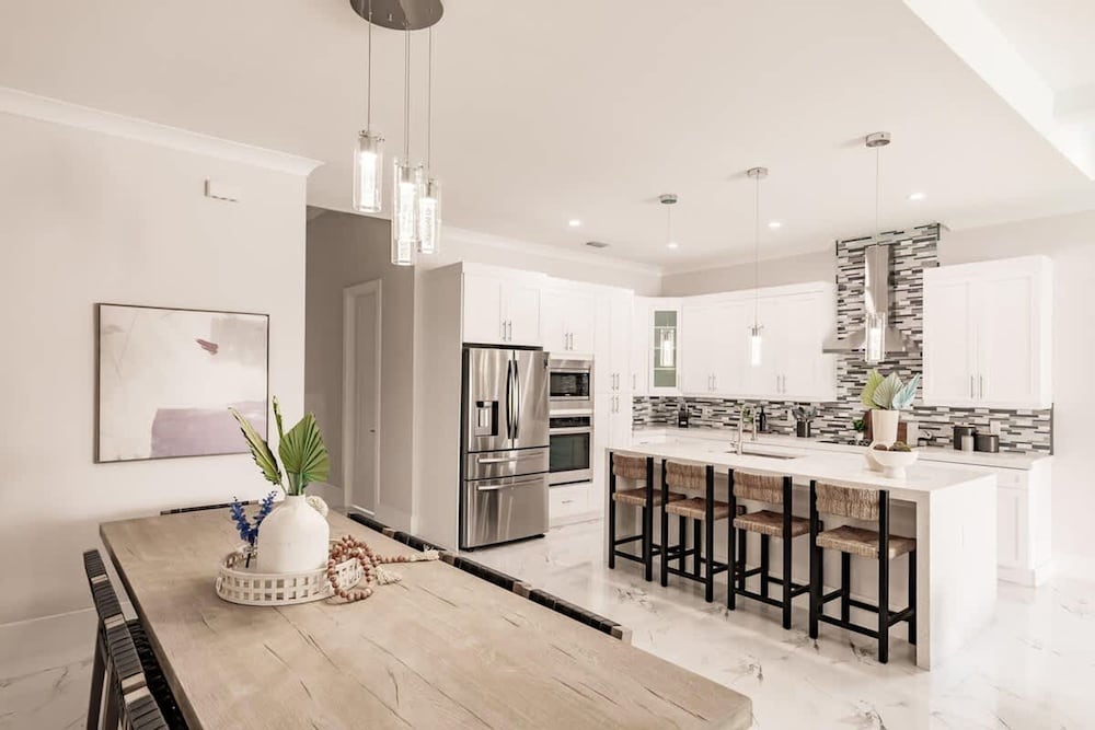 Luxurious Naples 4BR w Pool by Vanderbilt Beach